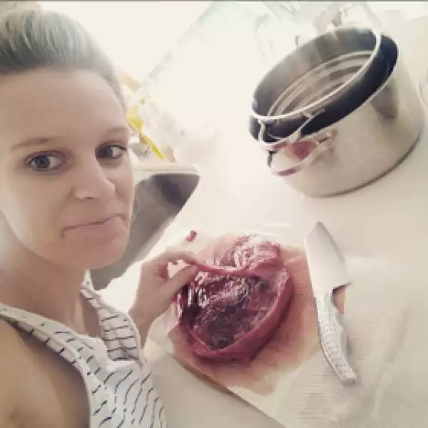 Woman shows off her placenta, writes about how she cooked and ate it (Photos)